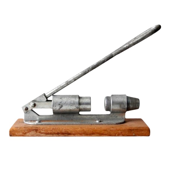 ⭐️Vintage Reed's Rocket Nut Cracker - Picture 4 of 7